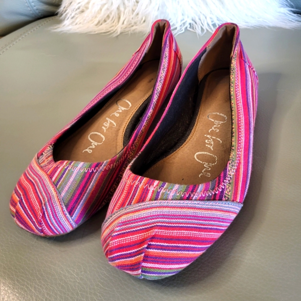 Size 8 Tom's ballet flats, good condition.